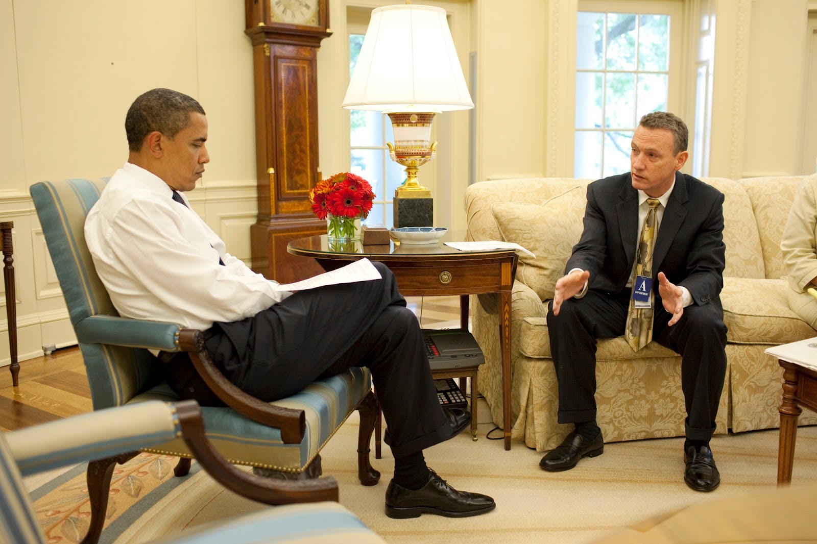 Peter Cunningham speaking to President Obama in the Oval Office.